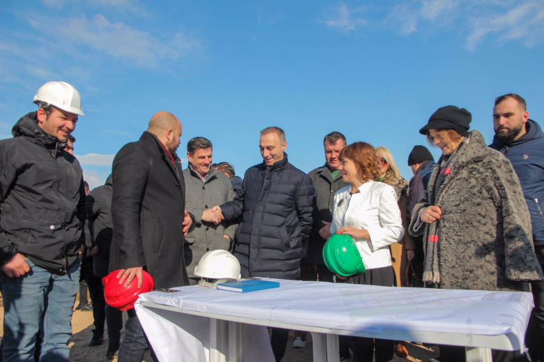 Царовска и Груби ја посетија локацијата во Визбегово каде започна изградбата на ново училиште, развојот на образовната инфраструктура и во иднина ќе биде еден од фокусите на Владата