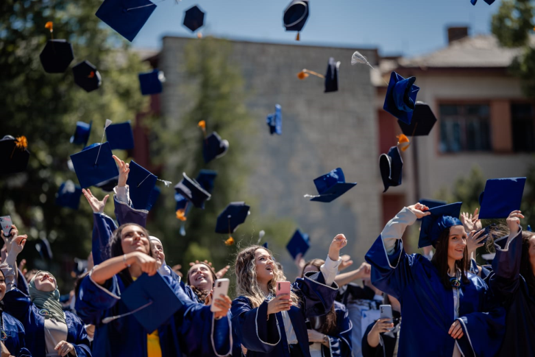 Shaqiri për të diplomuarit e Universitetit Nënë Tereza: Përdoreni arsimin për ndryshime pozitive në shoqëri