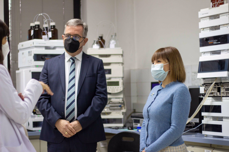 Царовска го посети Фармацевтскиот факултет при УКИМ каде МОН инвестира 20 милиони денари за развој на научните лаборатории