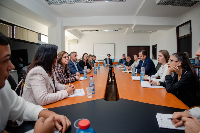 Shaqiri në takim me nxënësitë e shkollave të mesme  të Gostivarit: Të rinjtë mund të japin  kontribut të madh në krijimin e politikave arsimore në vend