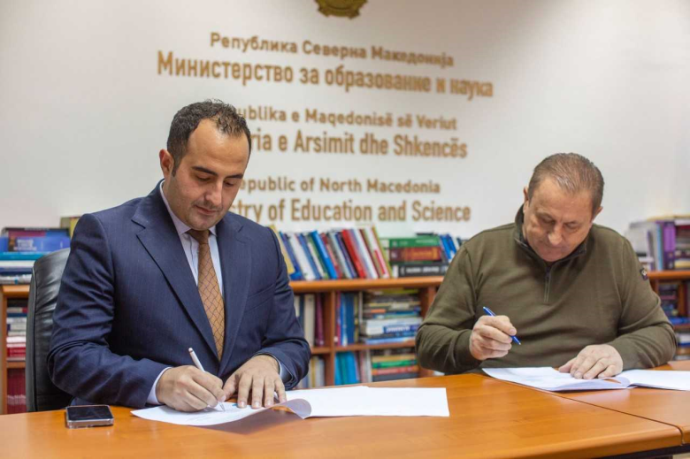 Ministri Shaqiri dhe kryetari i komunës Merko nënshkruan marrëveshje për ndërtimin e sallës së sportit në Dellogozhdë
